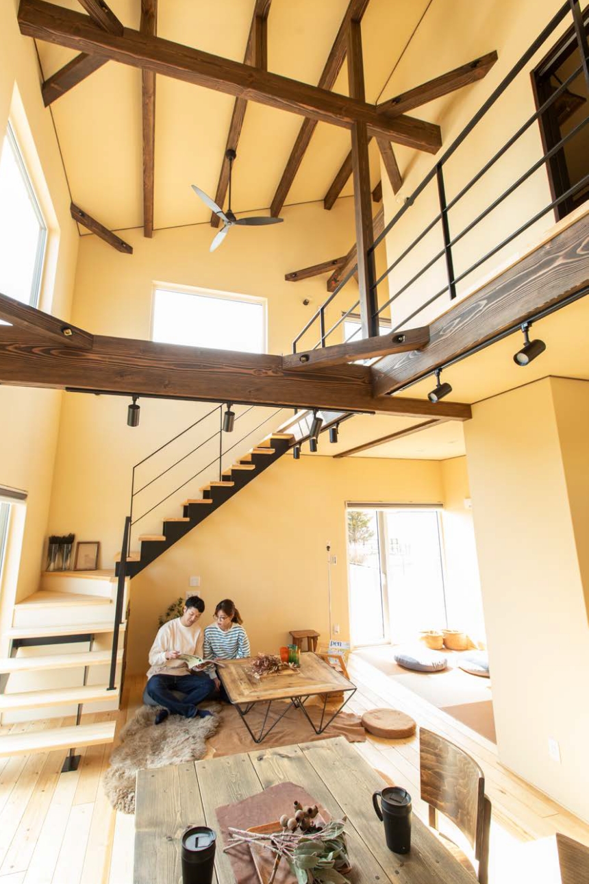 光が注ぐ開放的な吹抜けリビング