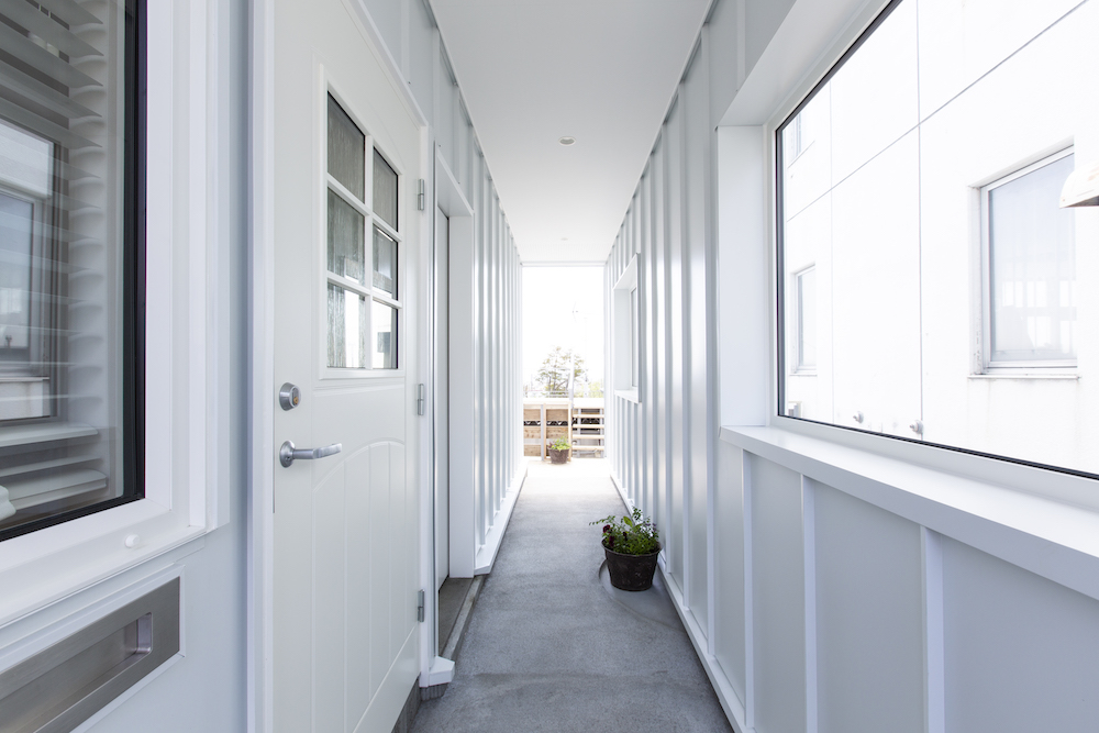 海の見える小さな駄菓子屋さんと白い家【豊浦町】