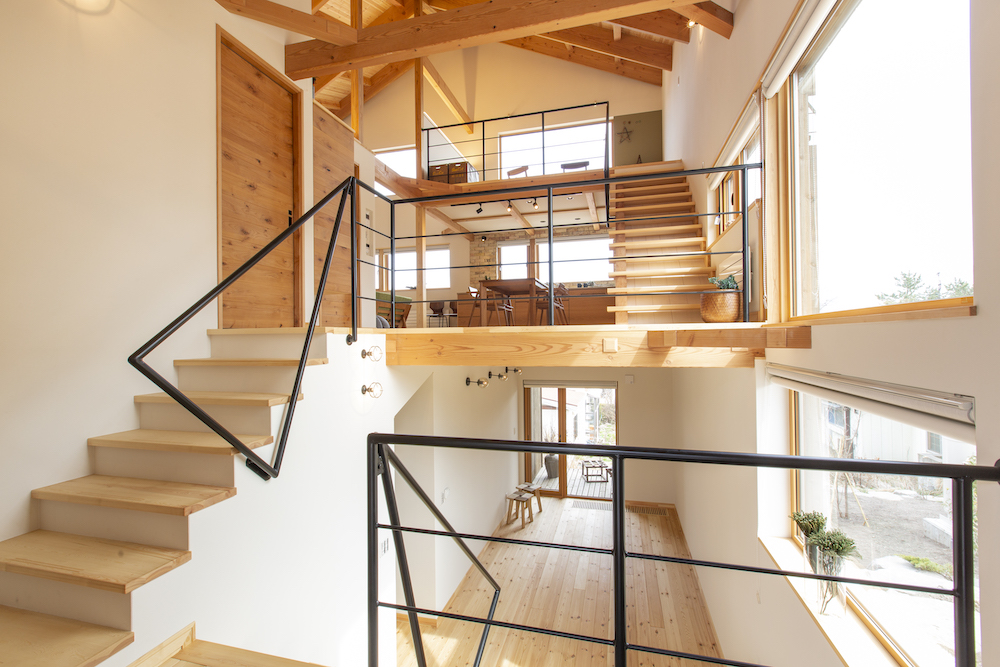 傾斜地を上手につかった、4層構造の家